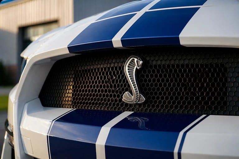 Emblema cobra Shelby na grade frontal do Ford Mustang com faixas esportivas azuis