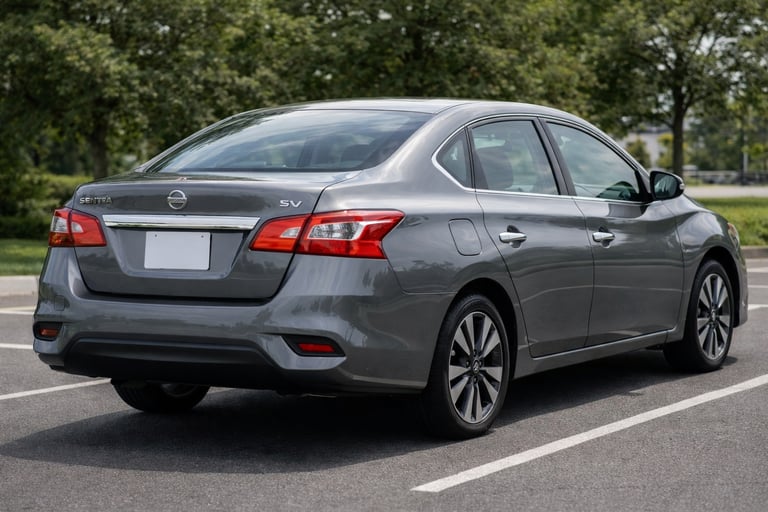 Nissan Sentra 2020 visto pela traseira em ângulo lateral