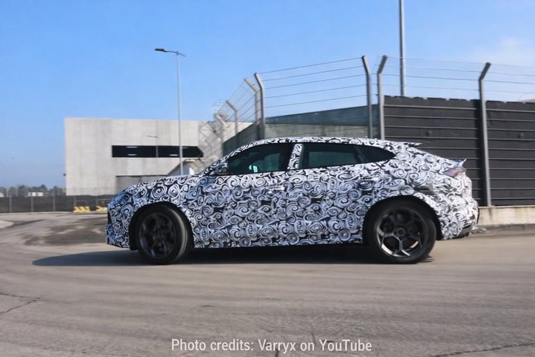 novo Lamborghini Urus com surpresa sob o capô em testes camuflado visto de perfil