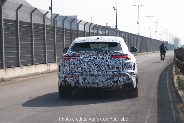 novo Lamborghini Urus com surpresa sob o capô visto pela traseira em testes camuflado