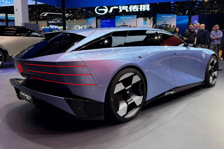 Peugeot Concept 6 traseira com luzes LED e design futurista em exposição automotiva