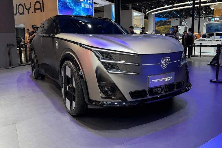 Peugeot Concept 8 SUV elétrico futurista em exposição com design moderno e iluminação LED