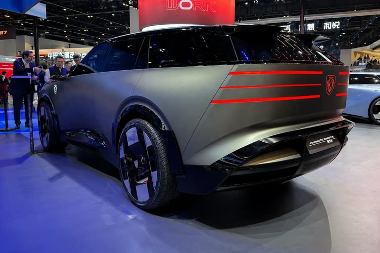 Peugeot Concept 8 traseira com luzes LED e design futurista em exposição automotiva