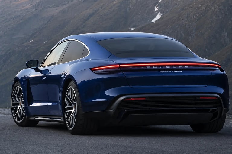 Porsche Taycan traseira sem placa com design elétrico moderno e iluminação em LED em estrada montanh