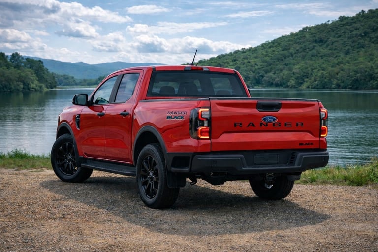 Ford Ranger Black 2026 vermelha com detalhes em preto vista pela traseira em ângulo lateral