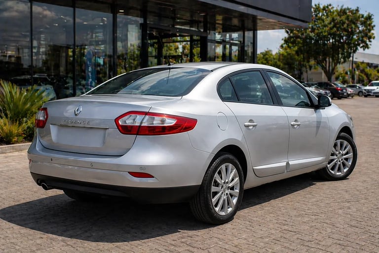 Renault Fluence 2016 visto de traseira em ângulo lateral com lanternas e porta-malas em destaque
