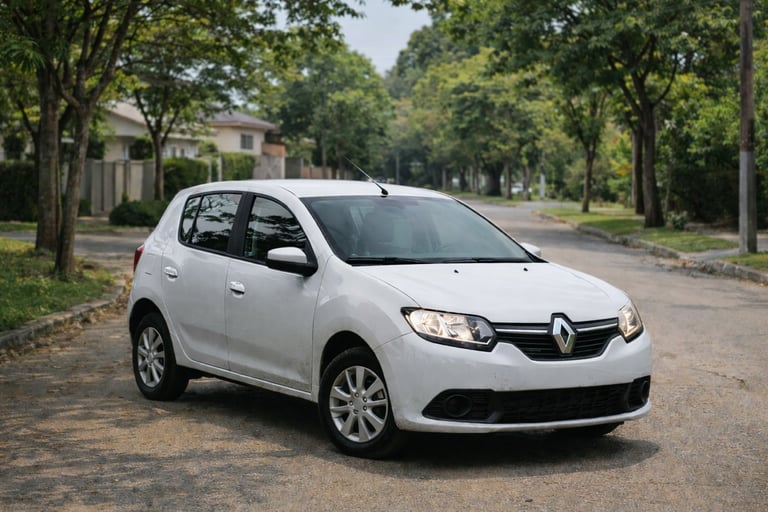 Renault Sandero em bairro tranquilo, conhecido pela durabilidade e manutenção acessível