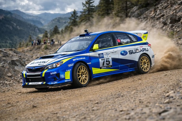 carros de rally Subaru Impreza WRX STI em ação no WRC em estrada de terra com curva e poeira levanta