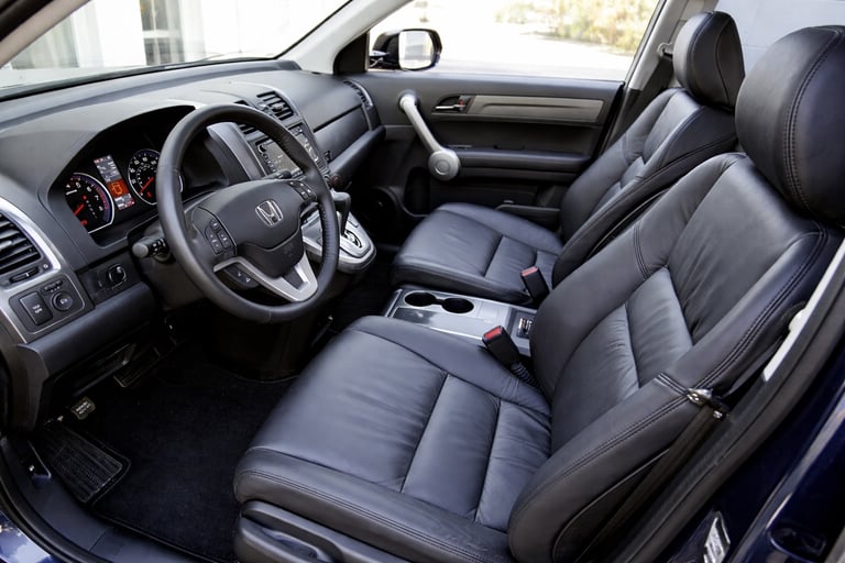 Interior de SUV com bancos de couro, painel completo e acabamento confortável focado em espaço