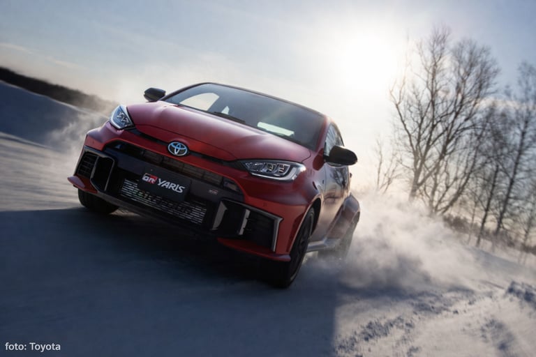 Toyota GR Yaris 2026 hatch esportivo acelerando na neve com tração integral