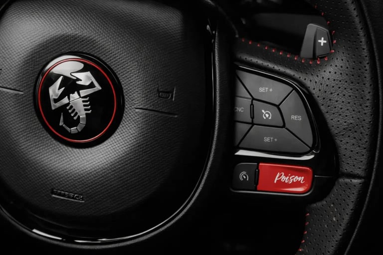 Volante do Pulse Abarth com detalhe do botão Poison e acabamento esportivo em couro com costura
