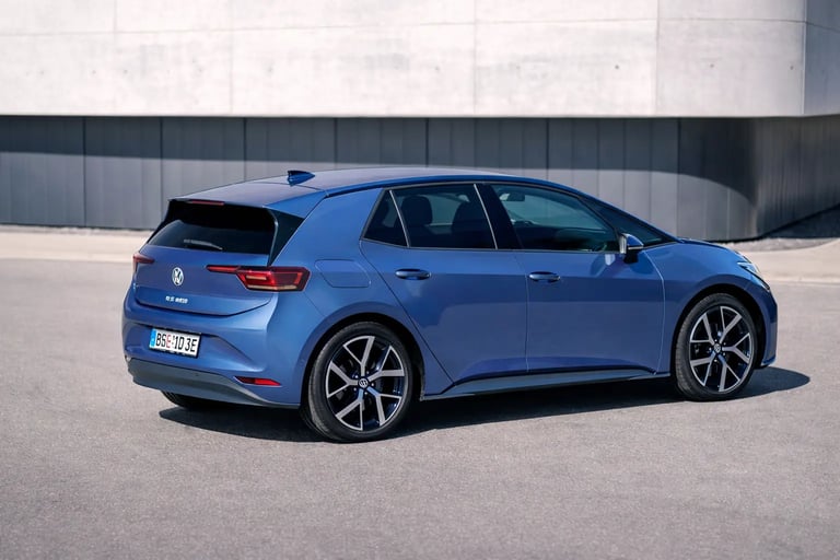 Volkswagen ID.3 2027 Neo visto de traseira lateral com design atualizado do elétrico da marca