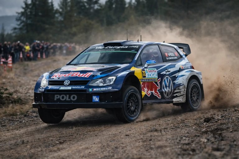 carros de rally Volkswagen Polo R WRC em ação no WRC em estrada de terra