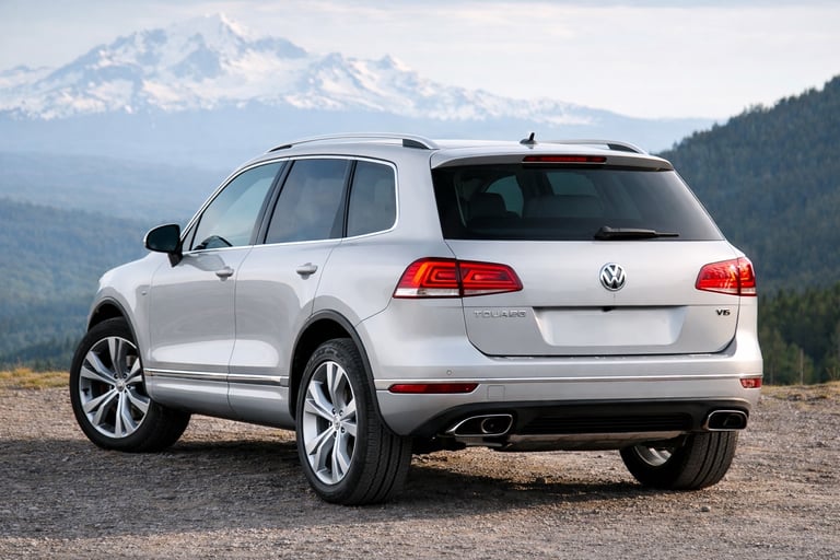 Volkswagen Touareg V6 2015 prata traseira lateral com motor 280 cv em cenário de montanha
