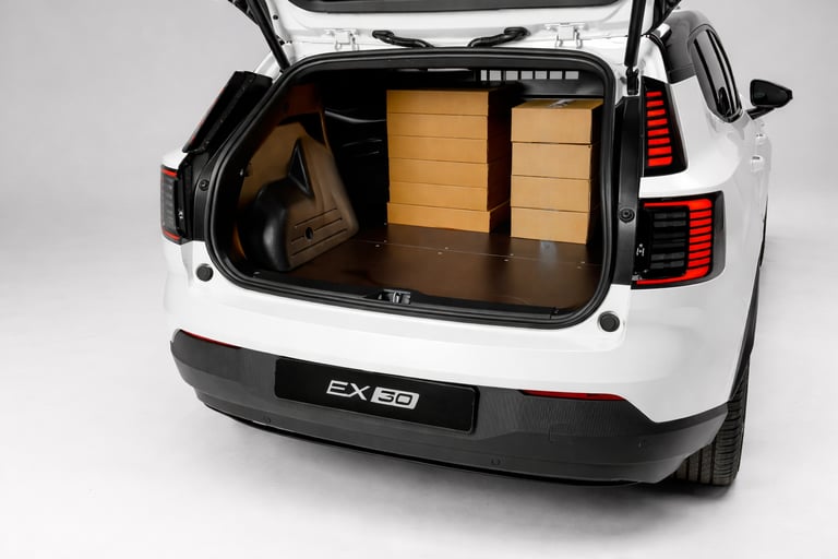 porta-malas do Volvo EX30 adaptado para entregas com caixas mostrando capacidade de carga