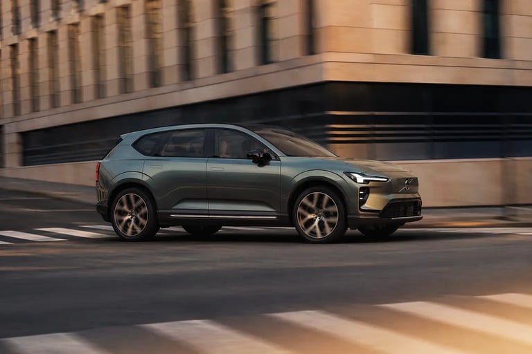 Volvo EX60 elétrico em movimento na cidade com design moderno e visual dinâmico