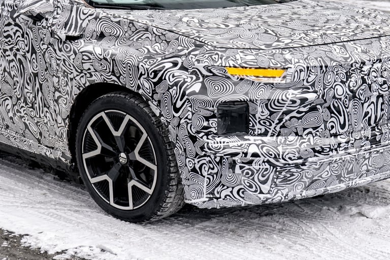 VW ID.Aura detalhe da roda em protótipo camuflado com LiDAR destacando SUV elétrico