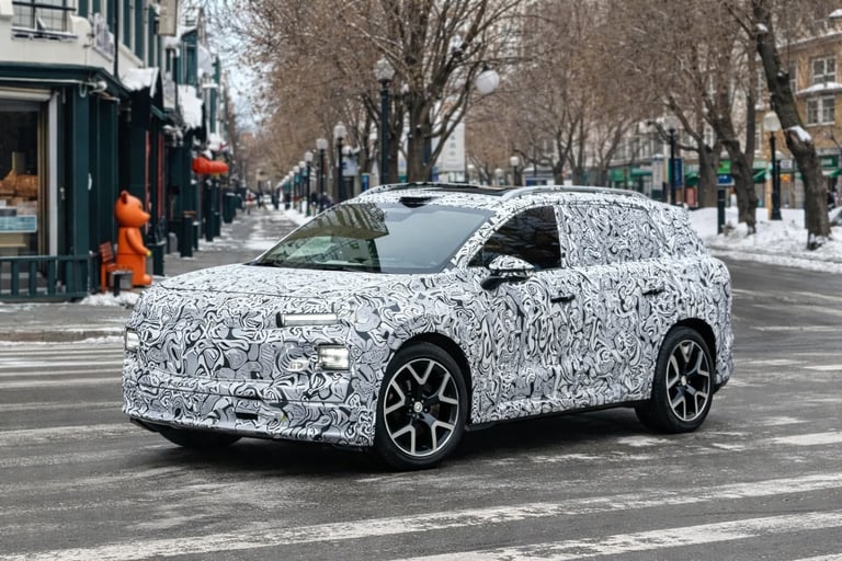 VW ID.Aura protótipo camuflado com LiDAR em rua com neve destacando SUV elétrico em testes