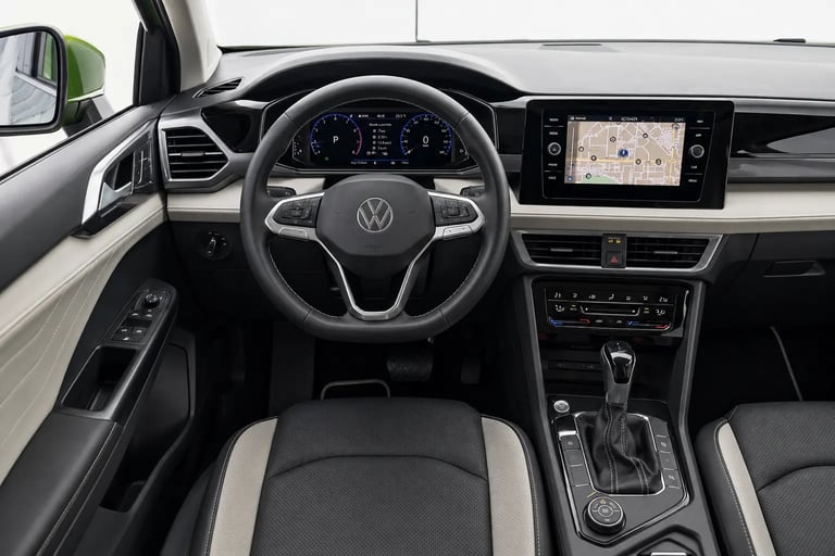 Interior do VW Taos 2025 com painel digital e central multimídia em destaque