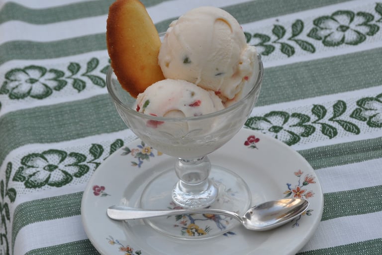 Notre glace Plombières servie traditionnellement dans sa coupe et coupelle avec son biscuit