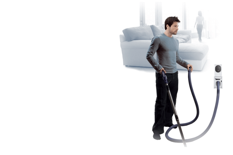 Homme qui passe l'aspirateur Duovac