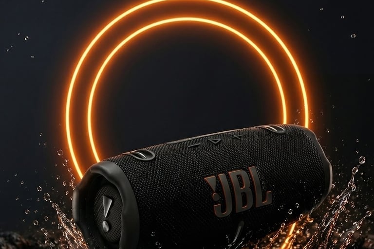 Enceinte étanche JBL Charge 6 noire au milieu d'éclaboussures d'eau halo orange