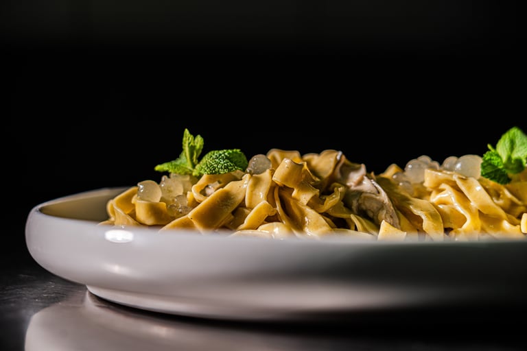 foto food, piatto di pasta con menta e ostriche