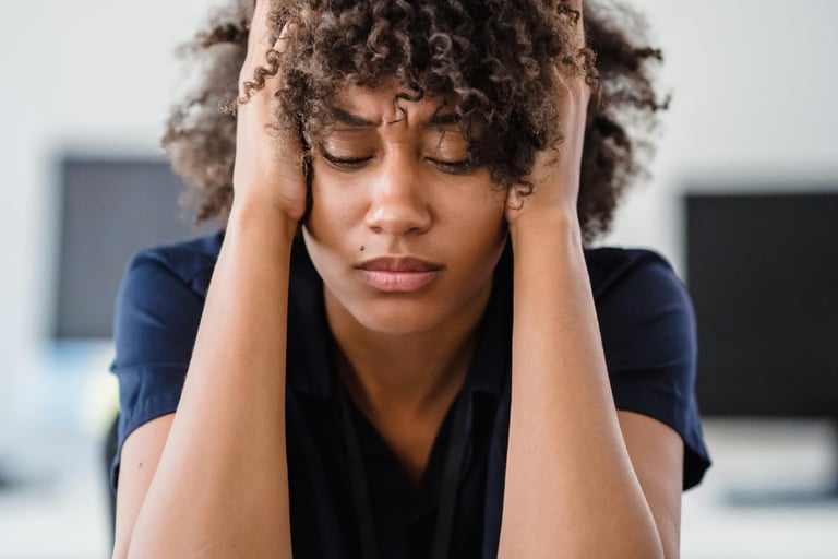 femme noire, avec afro, triste, jolie 