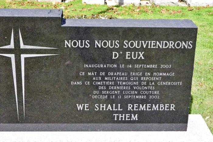 Un monument en granit noir est gravé avec les mots : « Nous nous souviendrons d'eux » Inauguration le 14 septembre 2003.
