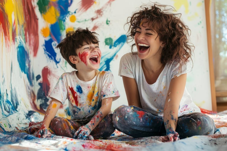 Mãe e filho brincando com tinta