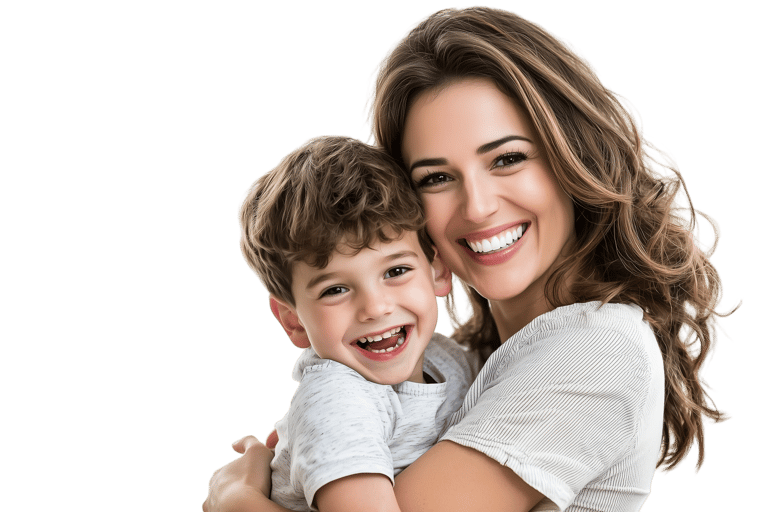 Mãe e filho sorridentes, se abraçando.