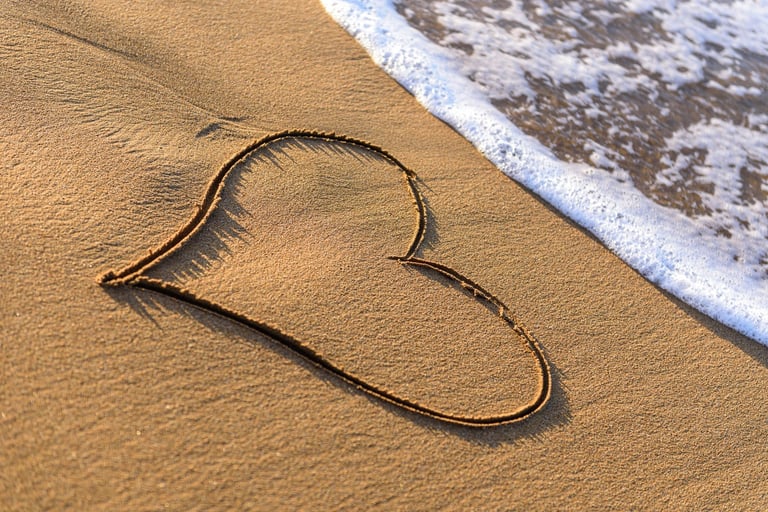 un coeur dessiné dans le sable