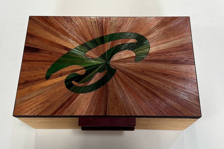 Marqueterie de paille en création, savoir-faire écologique.
