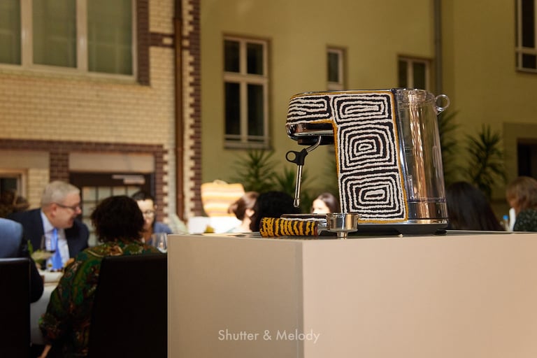 Eine Breville-Kaffeemaschine, dekoriert mit Kunst der Ureinwohner, ist ausgestellt.