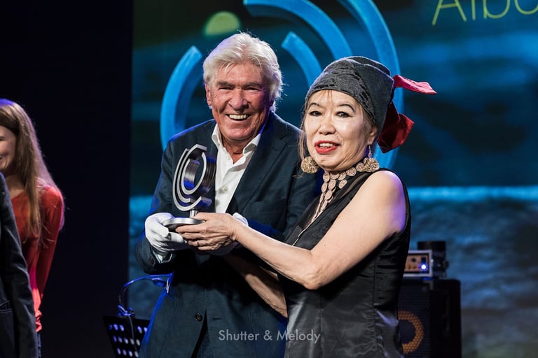 Aki Tekase erhält einen Preis von Manfred Schoof.