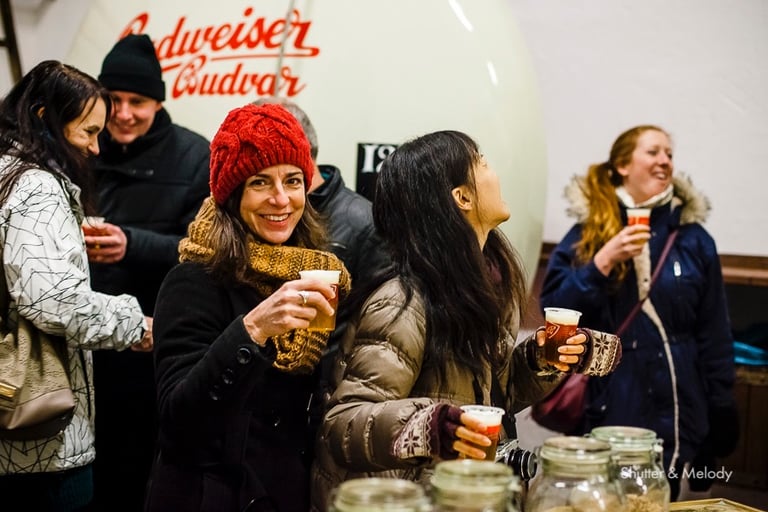 Besucher trinken Bier in einer Budweiser-Brauerei in der Tschechischen Republik.