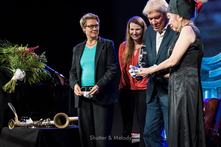 Aki Tekase erhält den Albert-Mangelsforf-Preis.