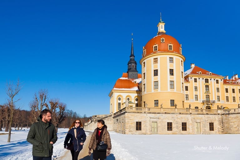 Besucher beim Spaziergang vor dem Schloss Moritzburg.