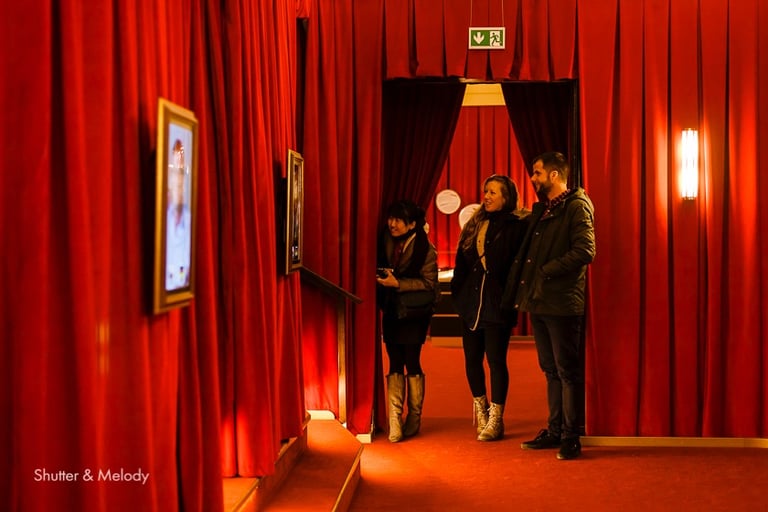Ein Theater mit roten Vorhängen in Moritzburg in Deutschland.