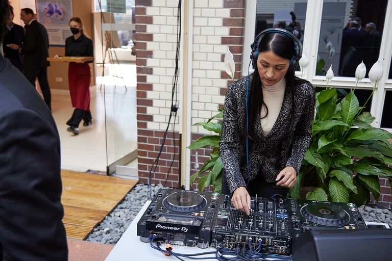 Ein DJ spielt bei einer Veranstaltung in der australischen Botschaft.