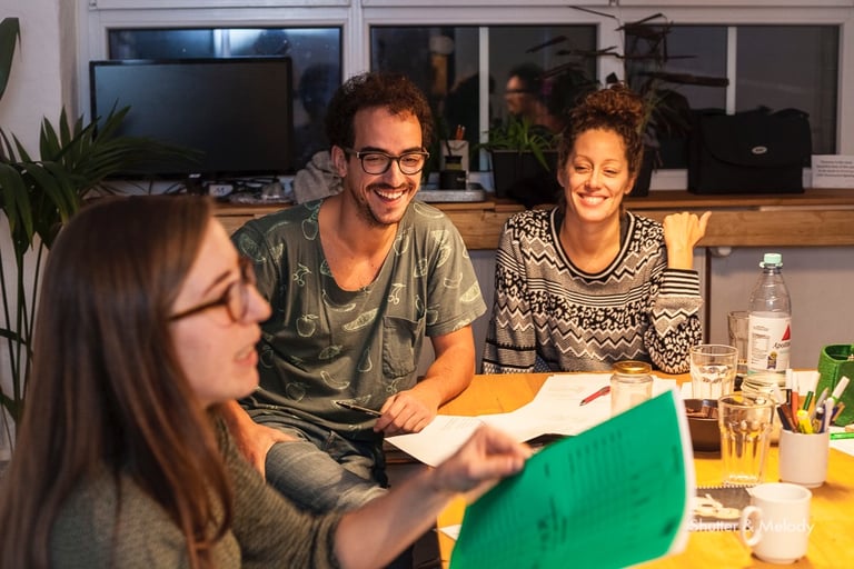 Lachende Schüler während des Unterrichts.
