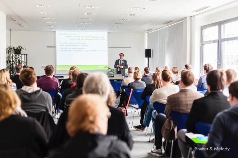 Redner auf einer cbmi-Veranstaltung, der sich an die Teilnehmer wendet.