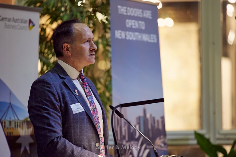 Nahaufnahme von Paul Webster bei seiner Rede in der australischen Botschaft in Berlin.