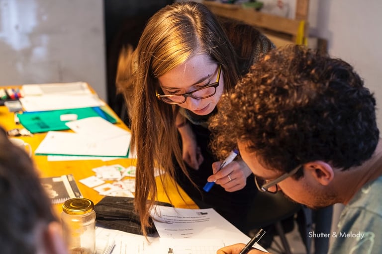 Ein Lehrer prüft den Test eines Schülers.