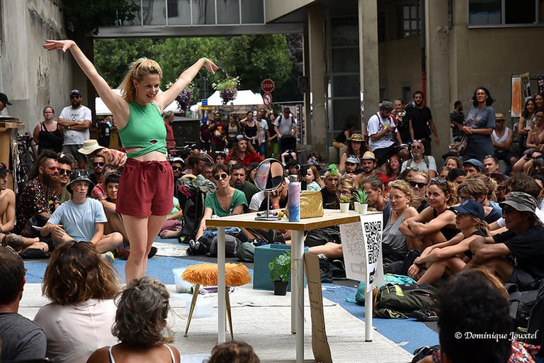 comédienne public festival théâtre rue