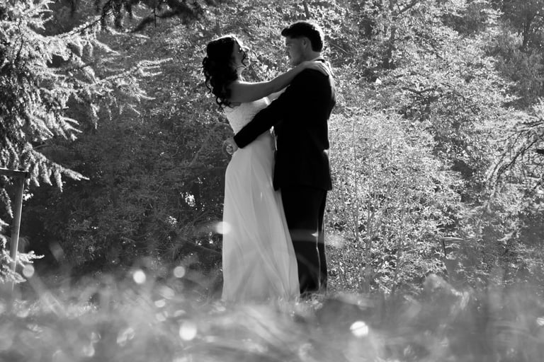 sposi che si abbracciano, foto di matrimonio
