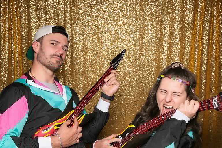 Lachende Freunde im Retro-Stil mit Sofortbild aus der Partivent Retro Fotobox – nostalgischer Spaß f