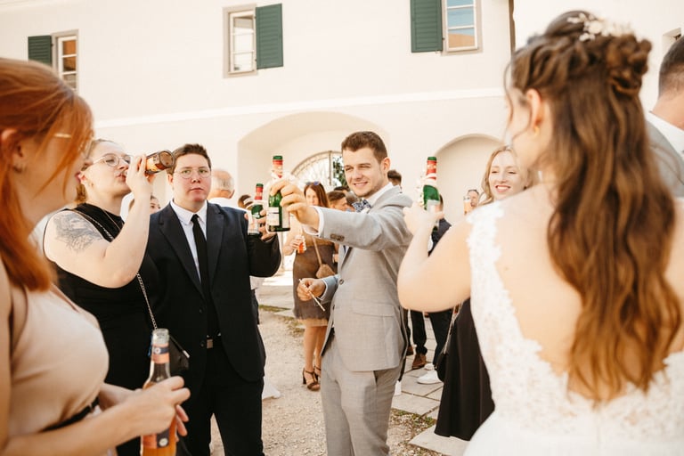 Hochzeitsgäste stoßen bei Feier mit Sekt an – Partivent Eventmoment