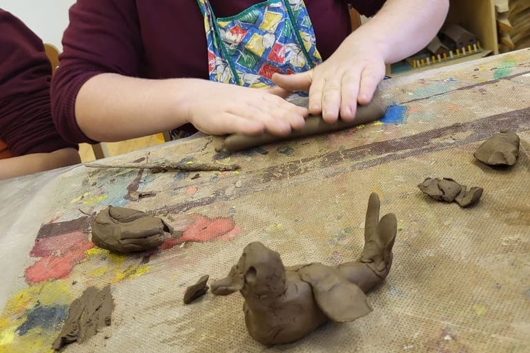 vaikas lipdo iš molio, molio edukacija