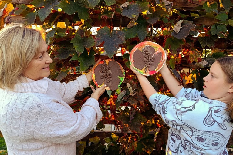molio edukacija, tai puikus būdas priartėti prie gamtos, mokytoja kartu su mokinę lipdė vynuoges